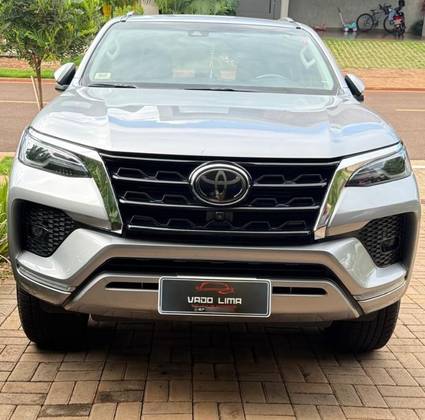 TOYOTA HILUX SW4 2.8 D-4D TURBO DIESEL SRX 7L 4X4 AUTOMÁTICO TOYOTA HILUX SW4 2.8 D-4D TURBO DIESEL SRX 7L 4X4 AUTOMÁTICO